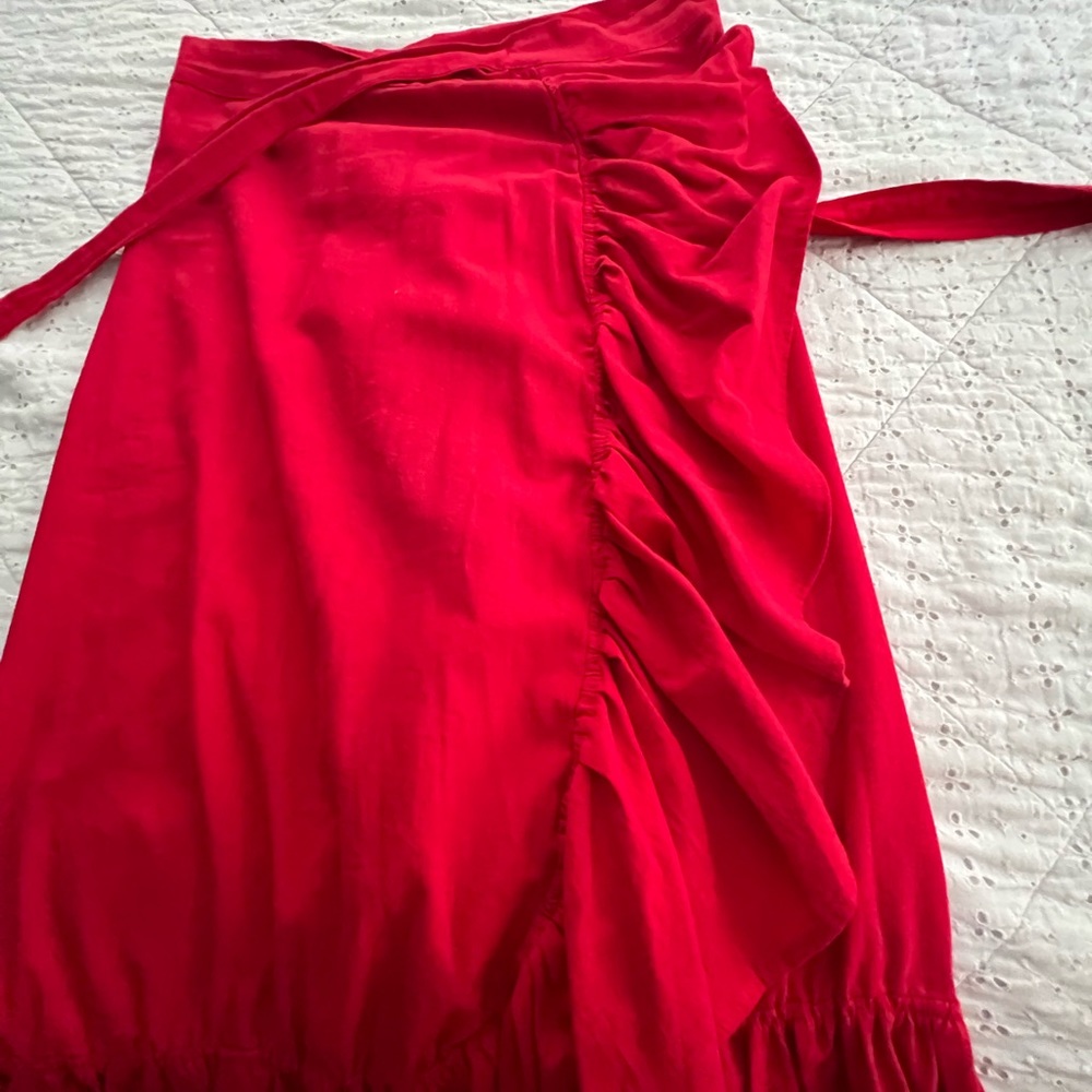 🎀 $10 or 3 / $25 🛍️ Women’s one-size-fits-all, new, wrap skirt. Never worn.